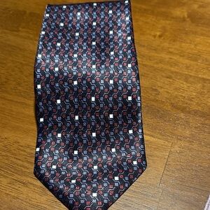 Elegant Black and Red Patterned Tie Meeting Street Gentleman Clothiers 100% Silk